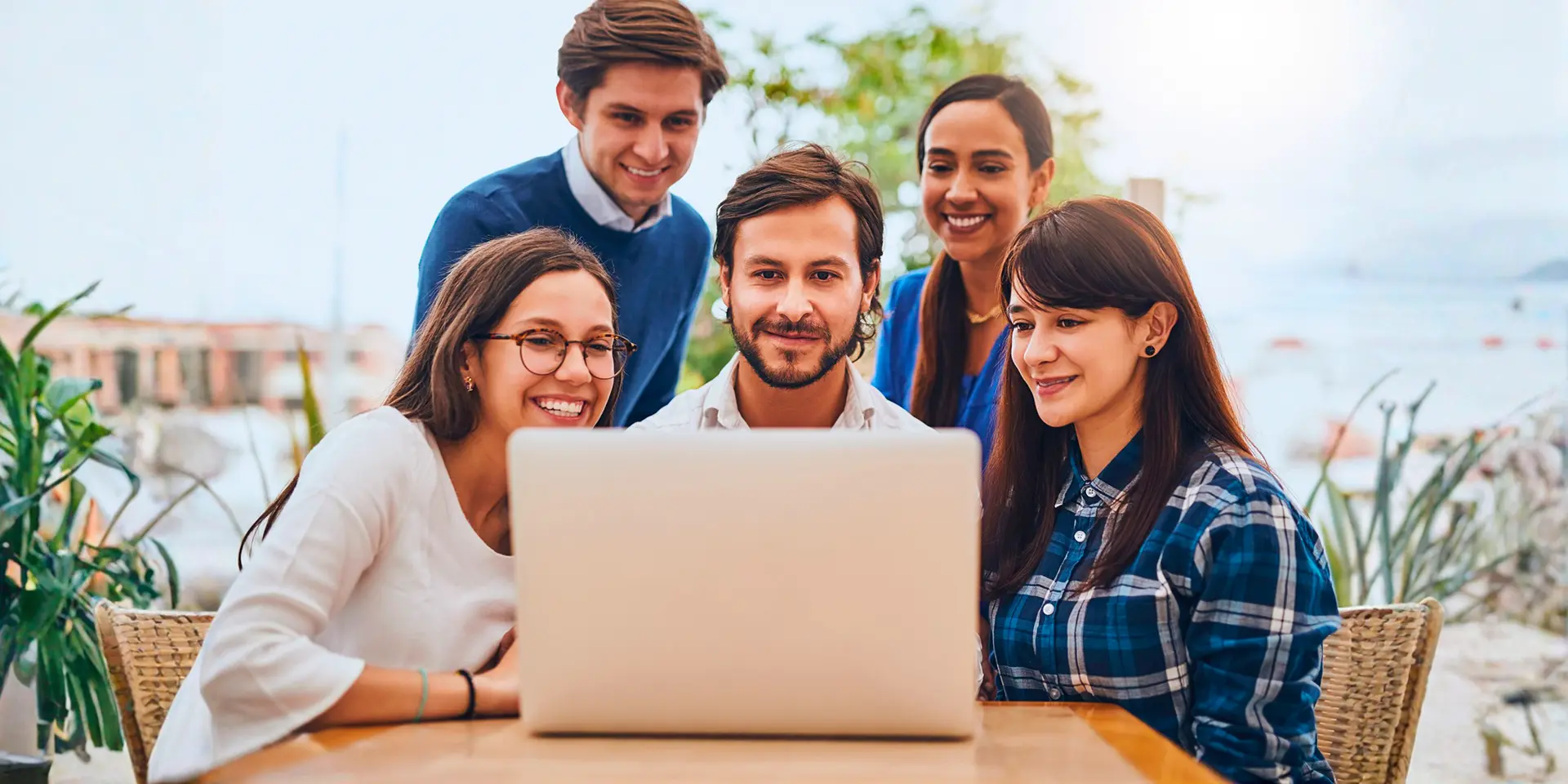 Microcredenciales vs. Posgrados en 2026: ¿formación rápida o especialización profunda?